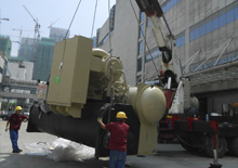 北京搬運公司在進行大型冷罐吊裝